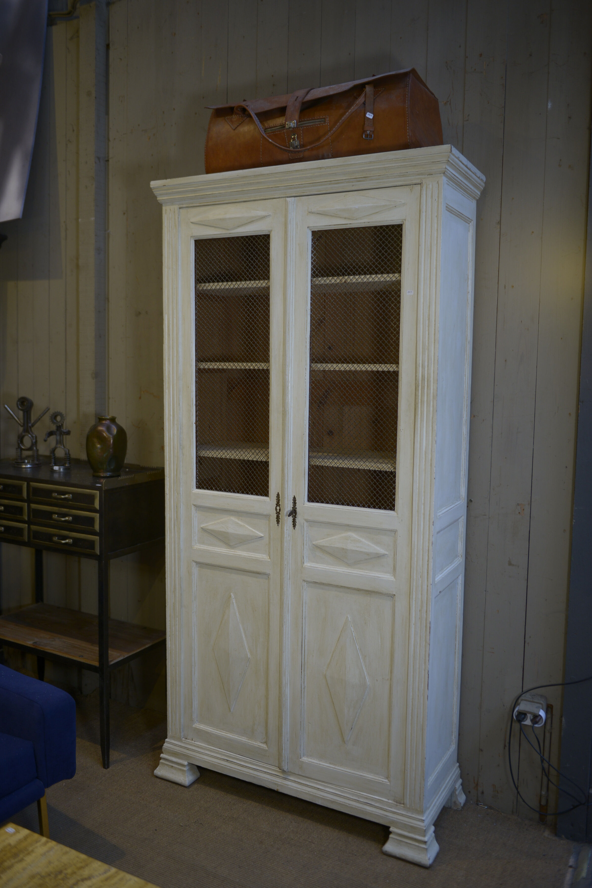 Showcase 2 doors mesh in fir 1930 patinated white