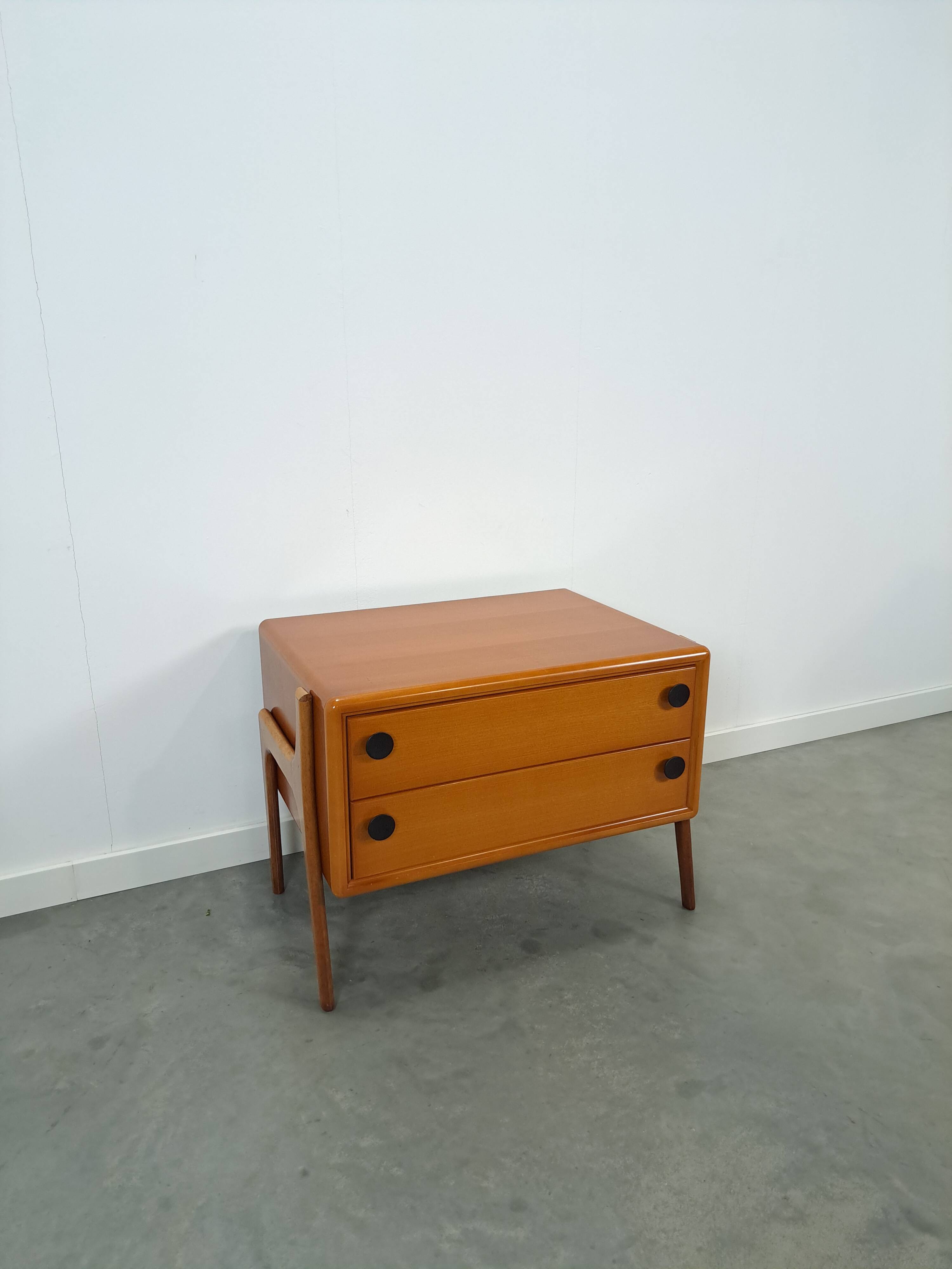 Teak ladekast met zwarte metalen grepen, tv meubel