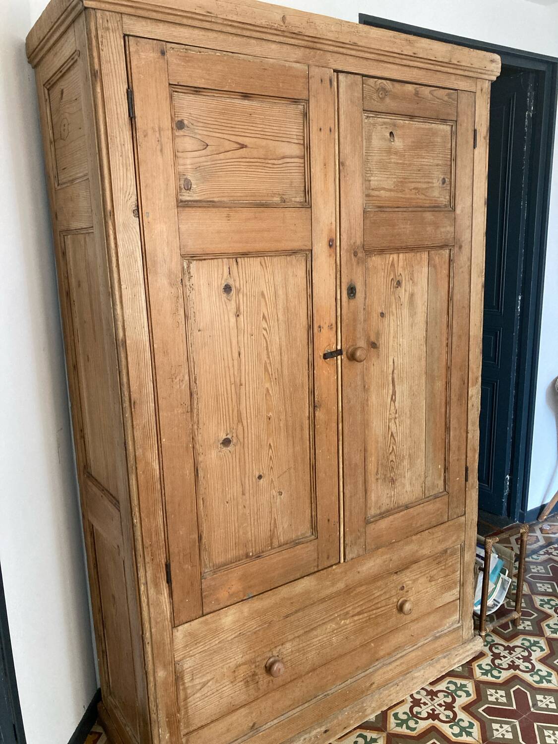 Armoire en bois brut massif