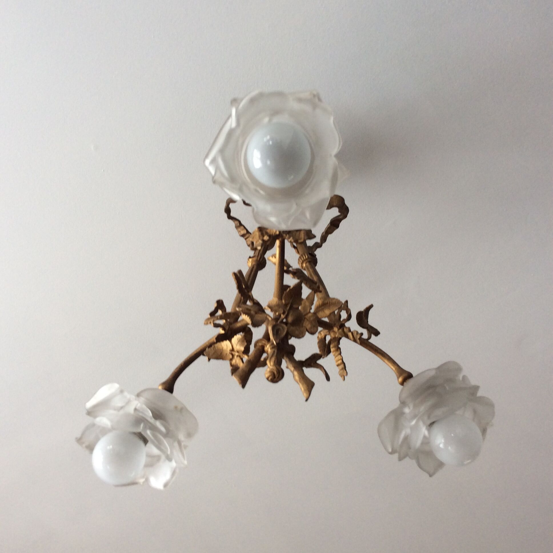Former Louis XVI-style bronze chandelier 3 pink fires made of Czechoslovakia glass paste