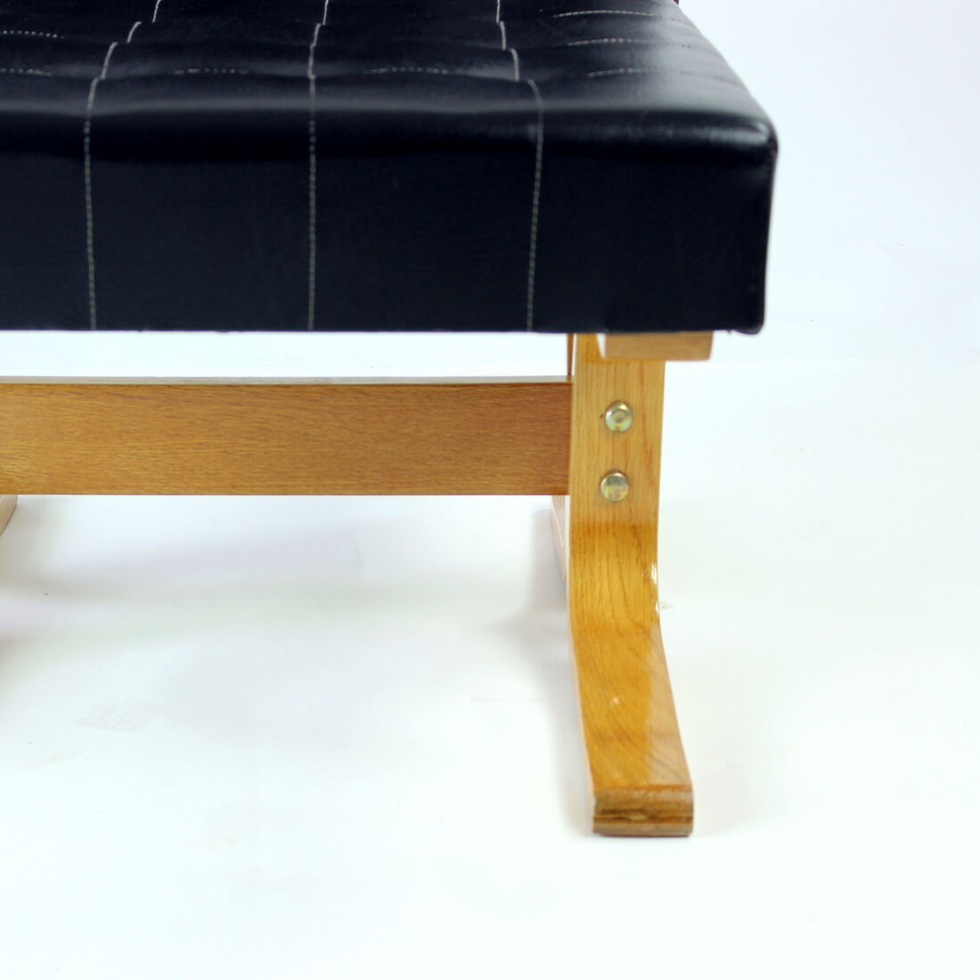 Chauffeuse noire du milieu du siècle Bratislava par Jindrich Volak pour Drevopodnik Holesov, années 1960