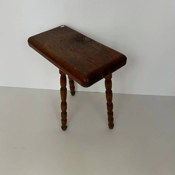 Tabouret tripode en bois massif