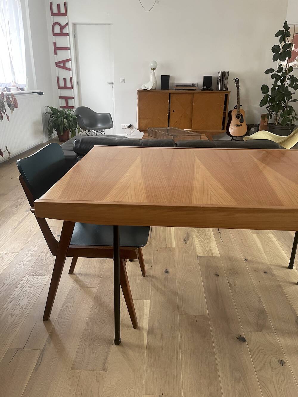 Extendable table designed by Alain Richard