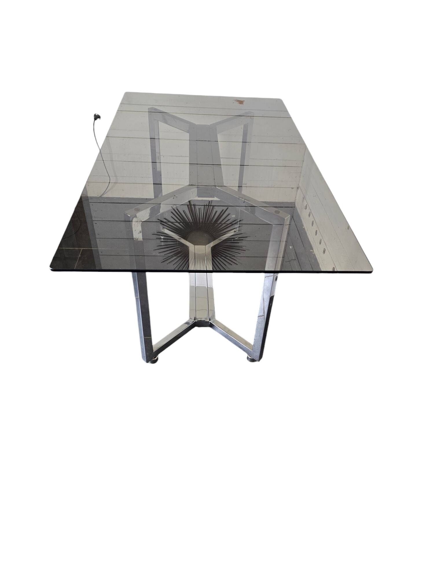 Table en métal chromé dessus verre fumé