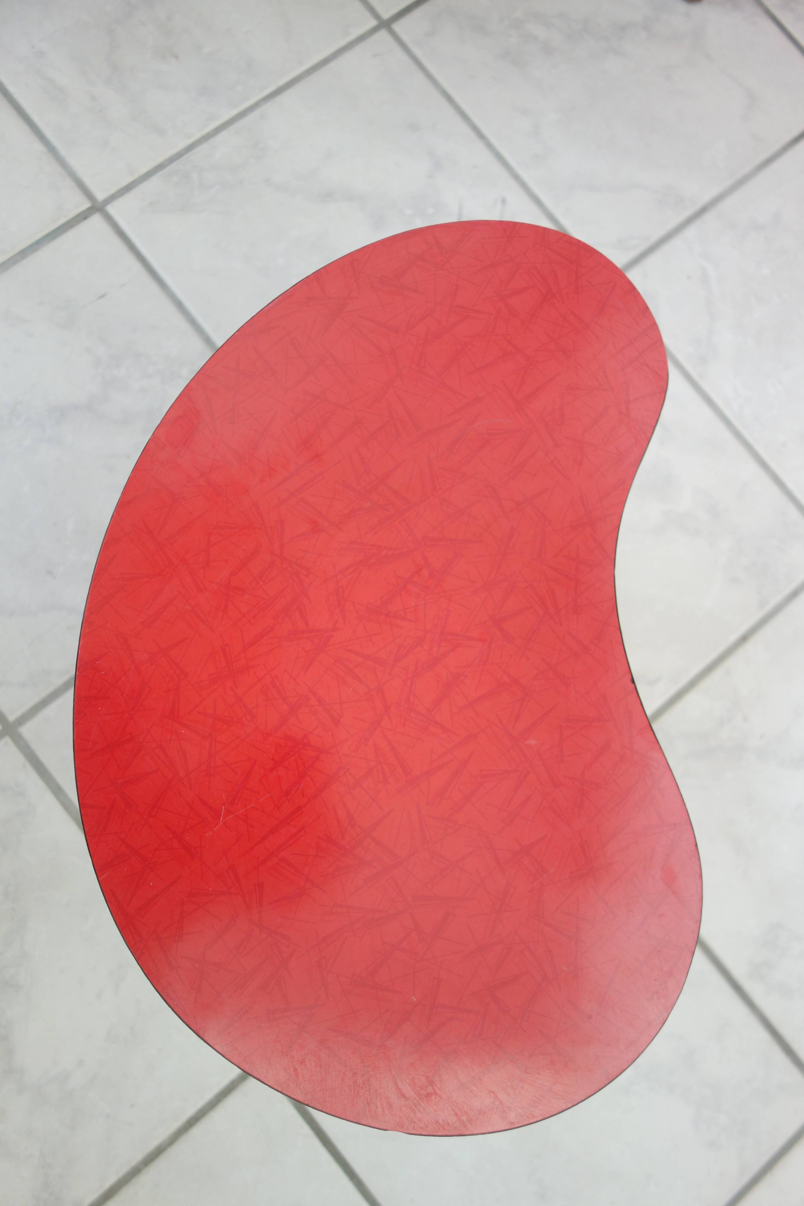 Table d'appoint des années 50 tripode en formica forme haricot