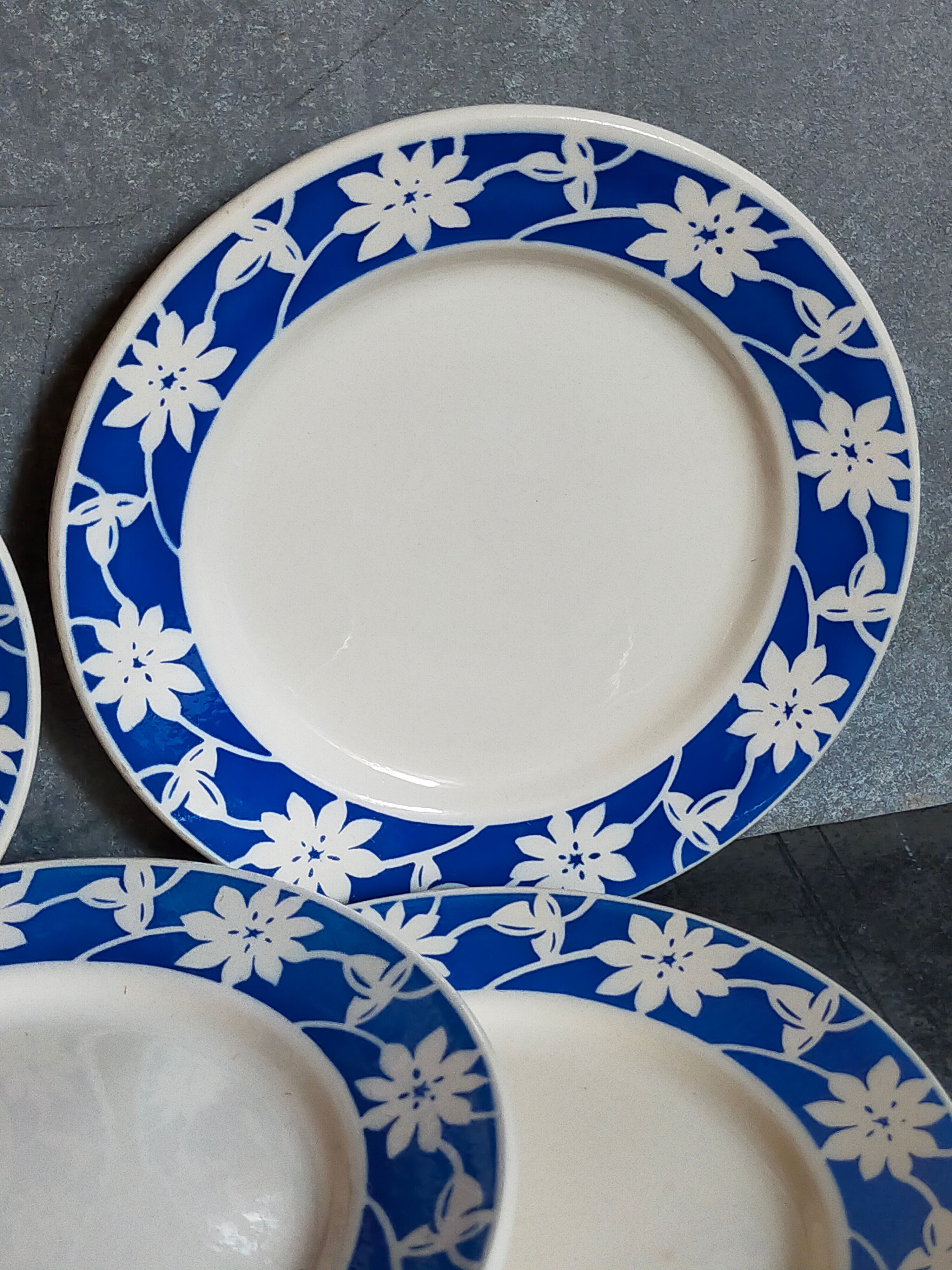 Cinq assiettes à dessert de Badonviller aux fleurs