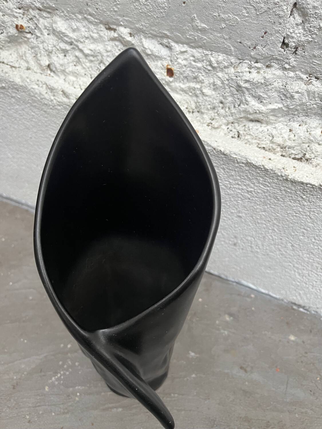 Vintage design vase signed Carol mc Nicoll, publisher stamp