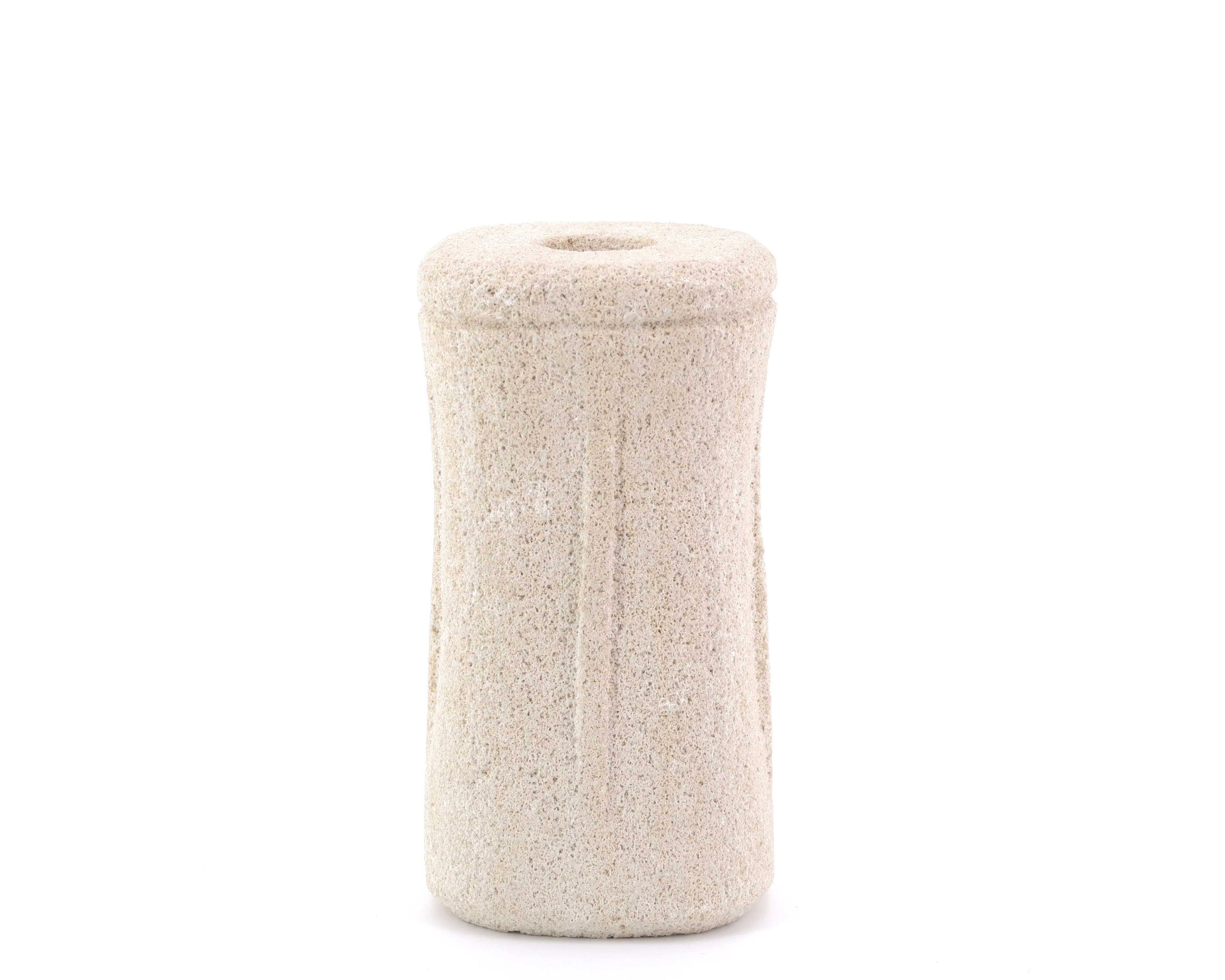 Vase ou bougeoir sculpté dans la pierre, années 70