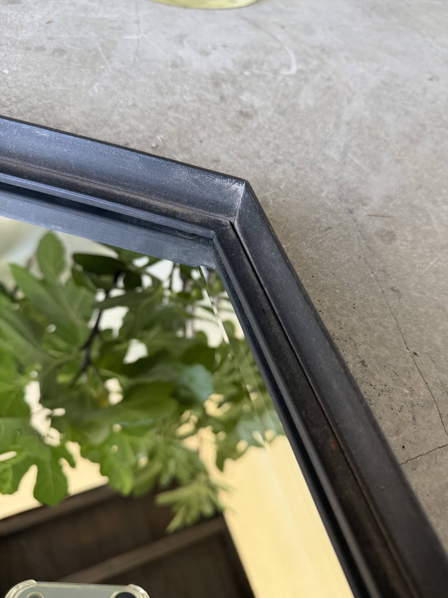 Miroir brutaliste losange en fer