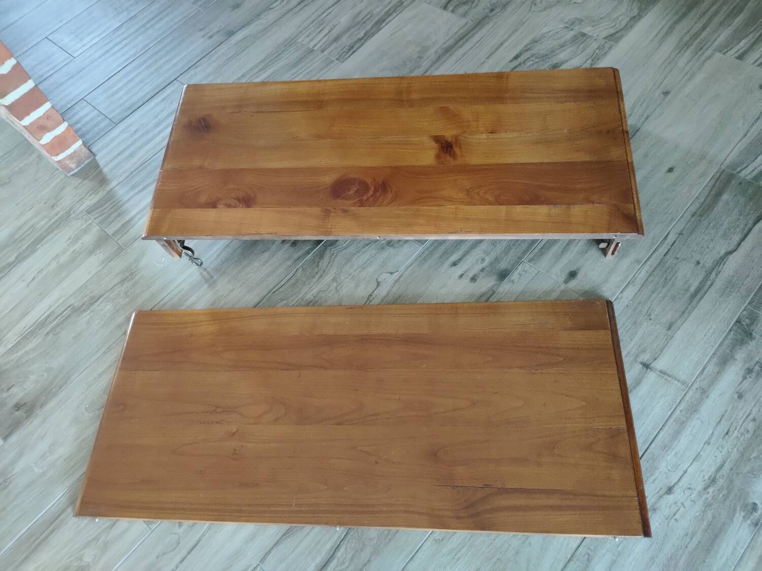 Round table with central leg