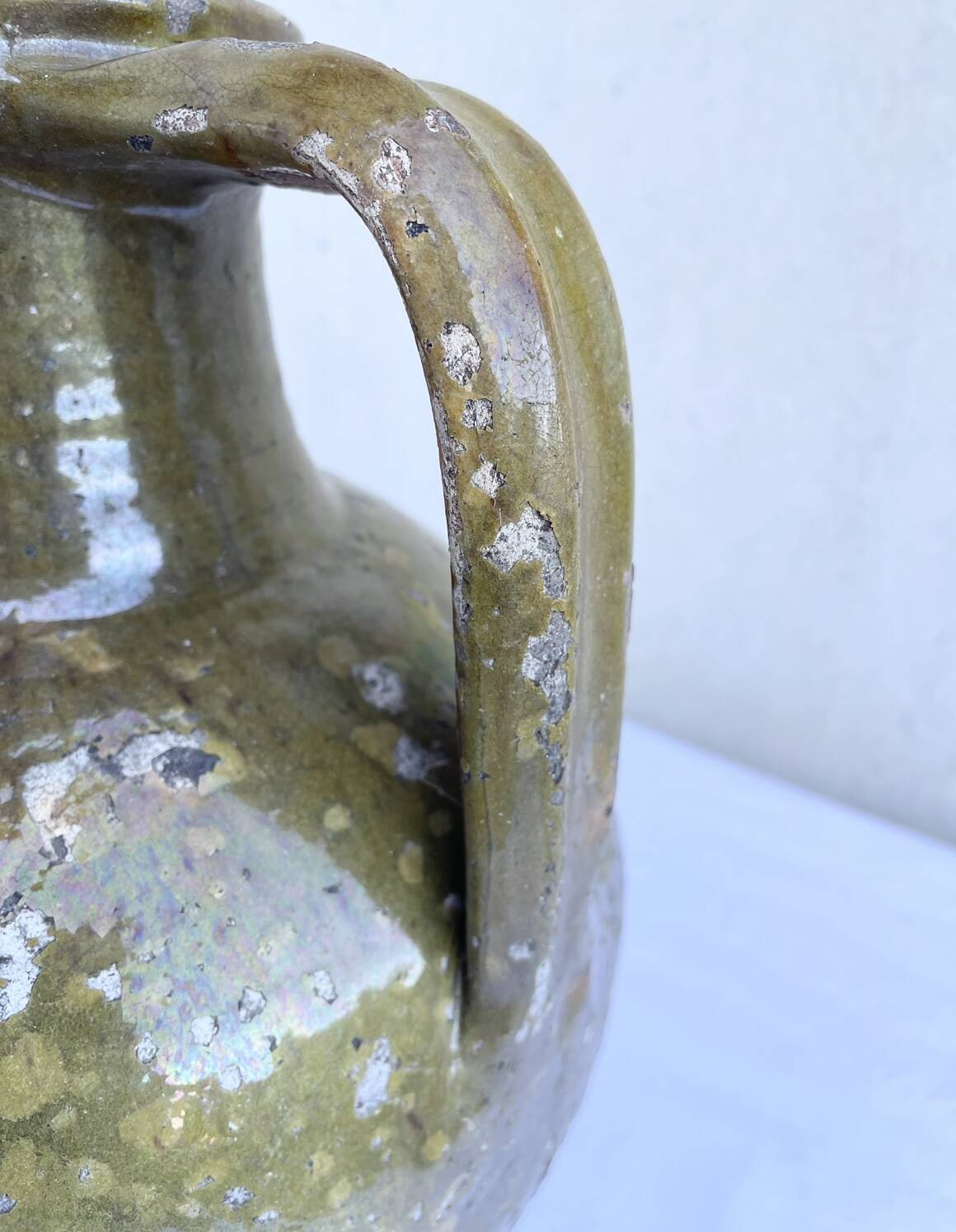 Ancient oil jar in glazed terracotta, khaki green — Auvergne, Lezou