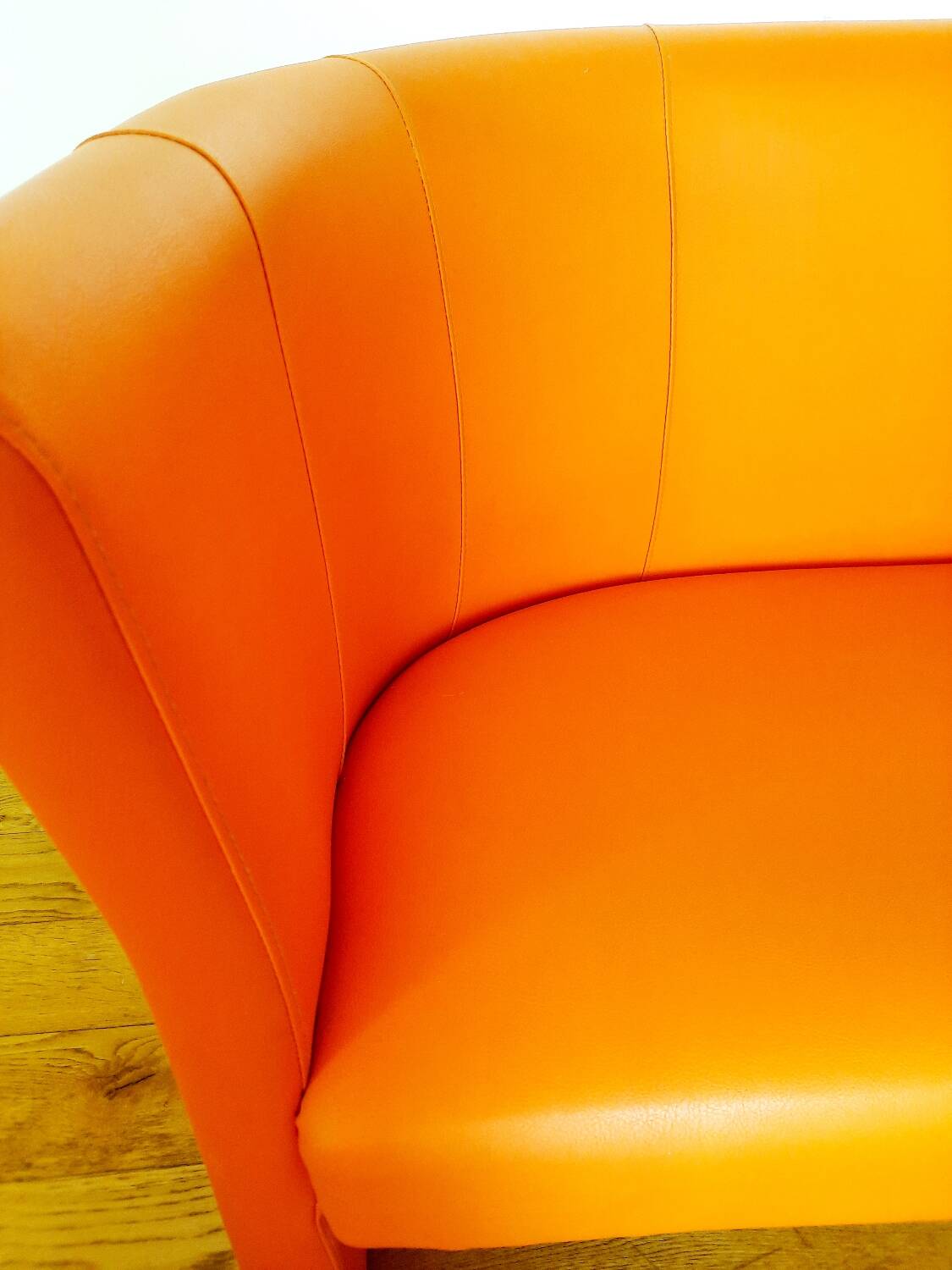 Curved vintage orange canapé with a pop spirit, seventies design piece.