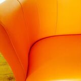 Curved vintage orange canapé with a pop spirit, seventies design piece.