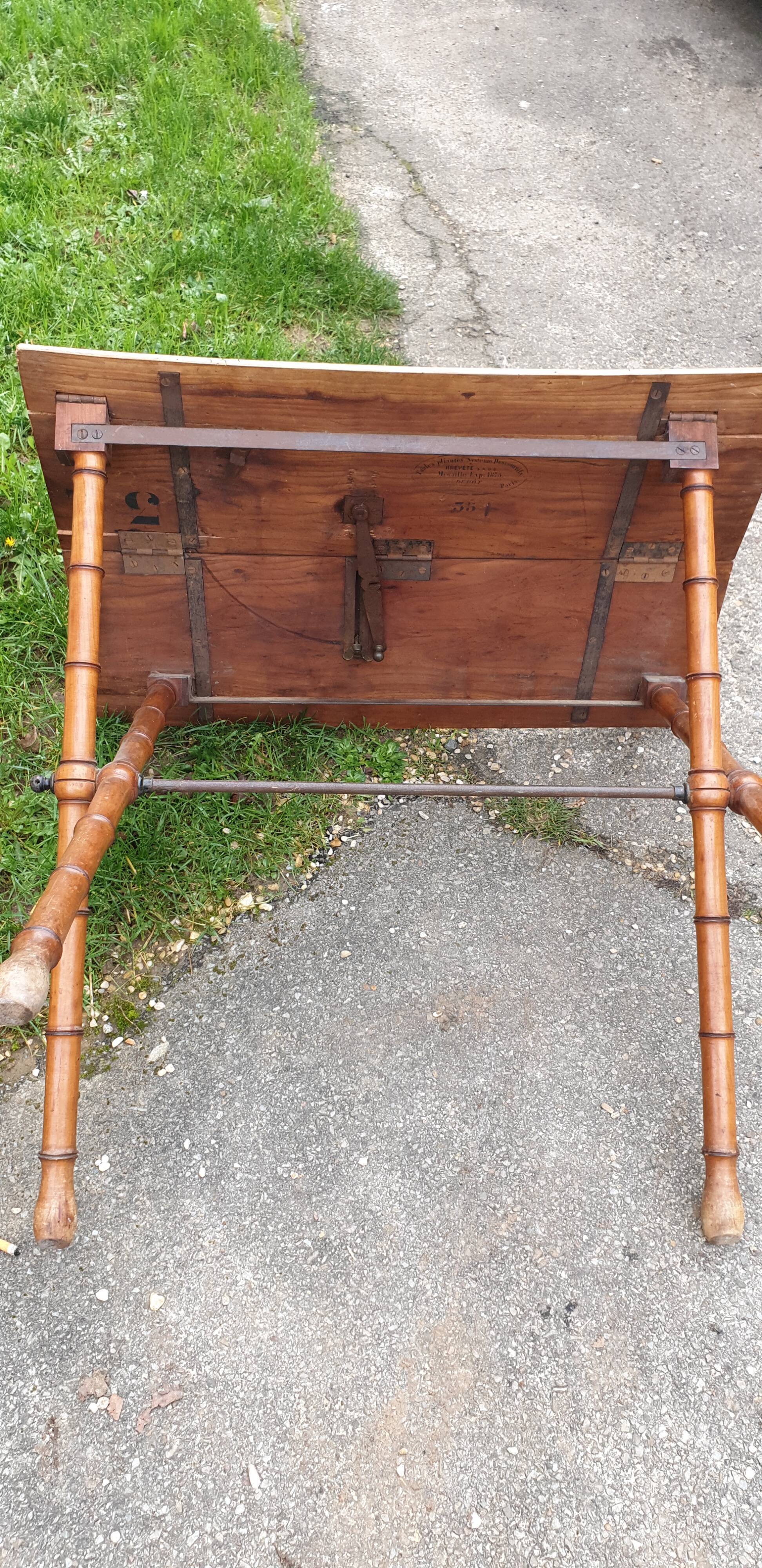 Foldable bistro table in bamboo and walnut