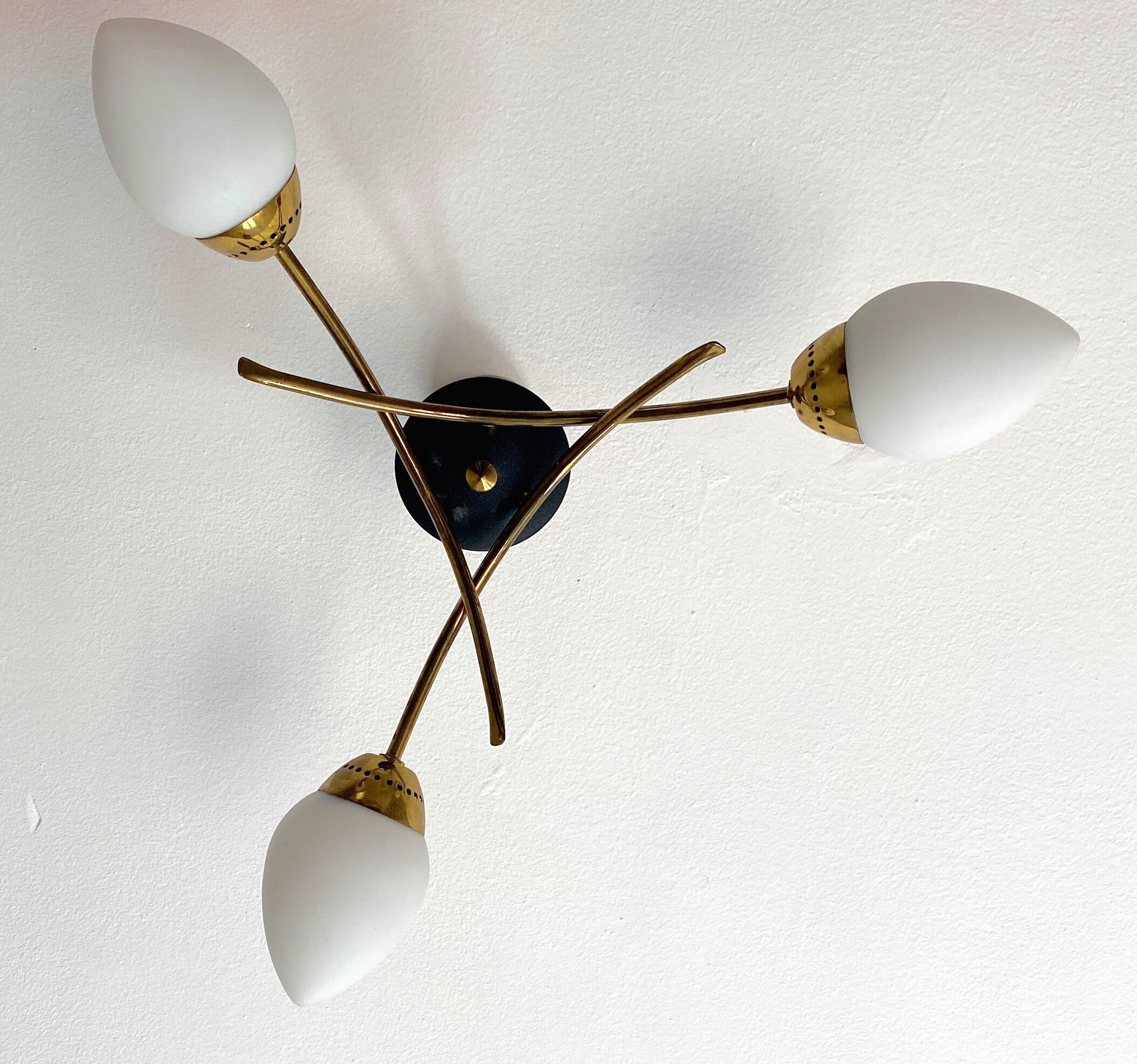 Chandelier 3 fires modernist metal and brass, 3 opalines 60s french design ceiling lamp suspension