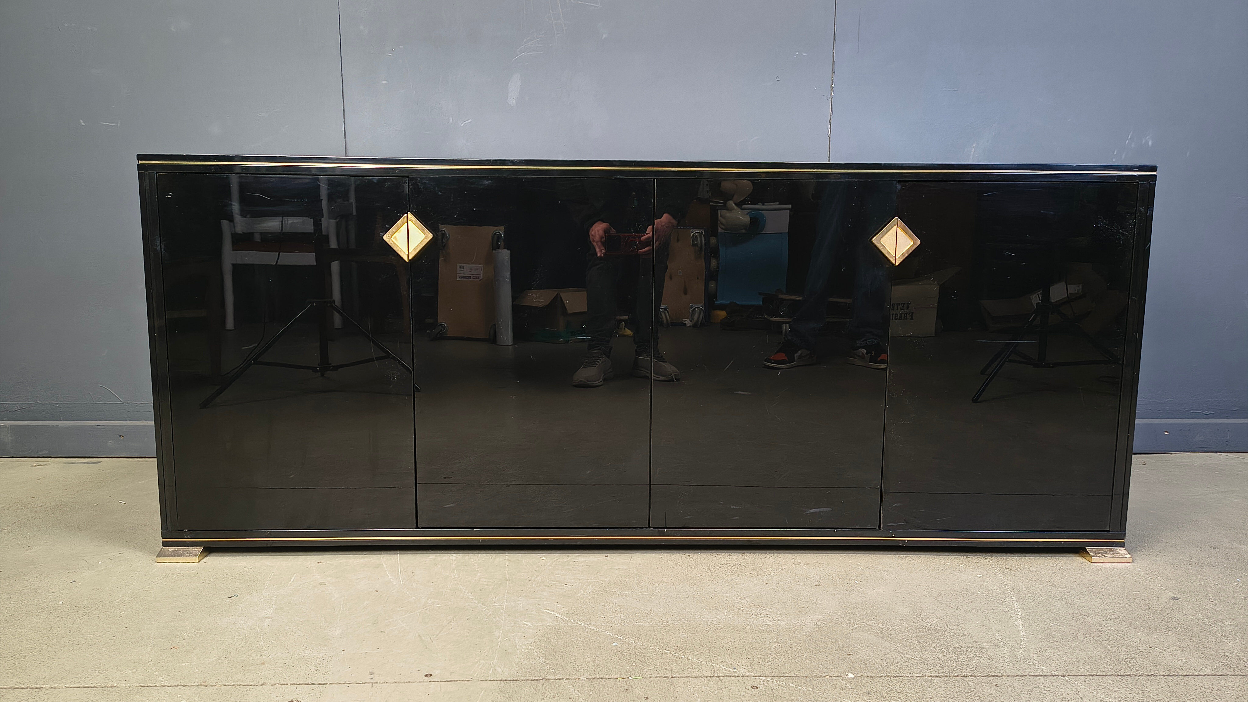 Enfilade en laiton et laque par Pierre Vandel, années 1970