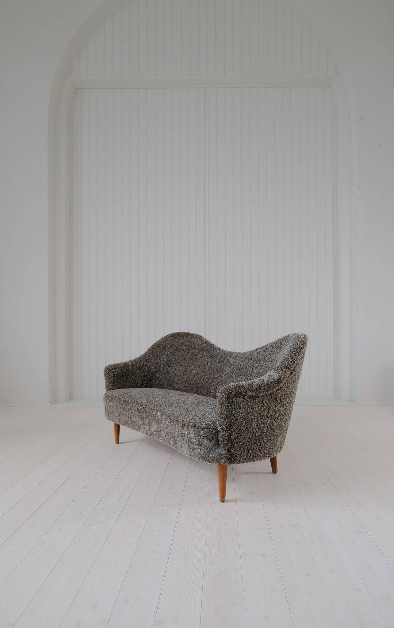 Mid-century modern canapé in sheepskin / shearling model 'Samspel' by Carl Malmsten, 1956