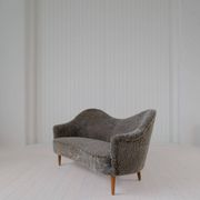 Canapé moderne du milieu du siècle en peau de mouton / shearling modèle 'Samspel' Carl Malmsten, 1956