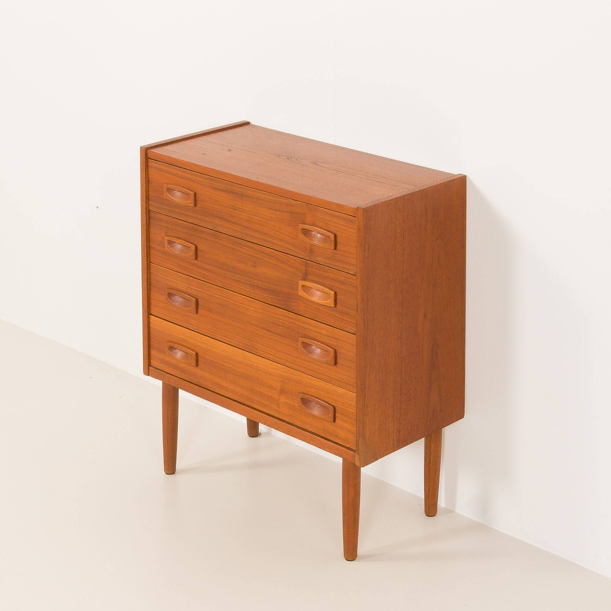 Petite commode en teck à 4 tiroirs, Danemark, années 1960