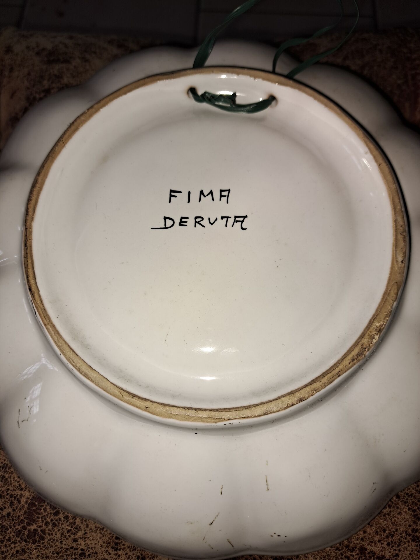 Decorative plate in earthenware. Signed Gima Dervta.