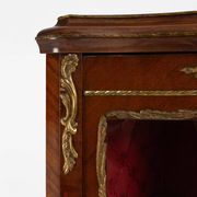 Cabinet d'angle de style Louis XV en verre cintré, 1950