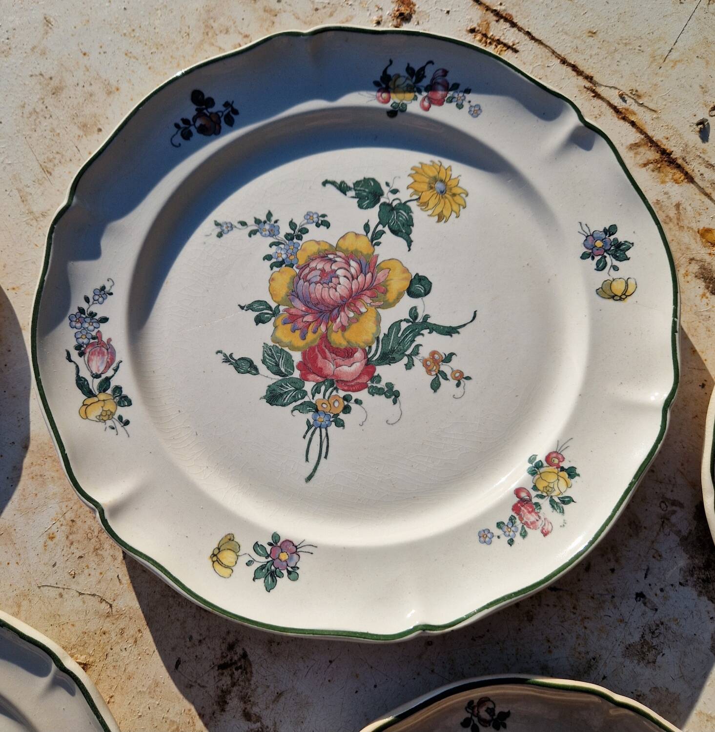 Set of 1 dinner plate and 4 dessert plates Villeroy Boch model 1562.