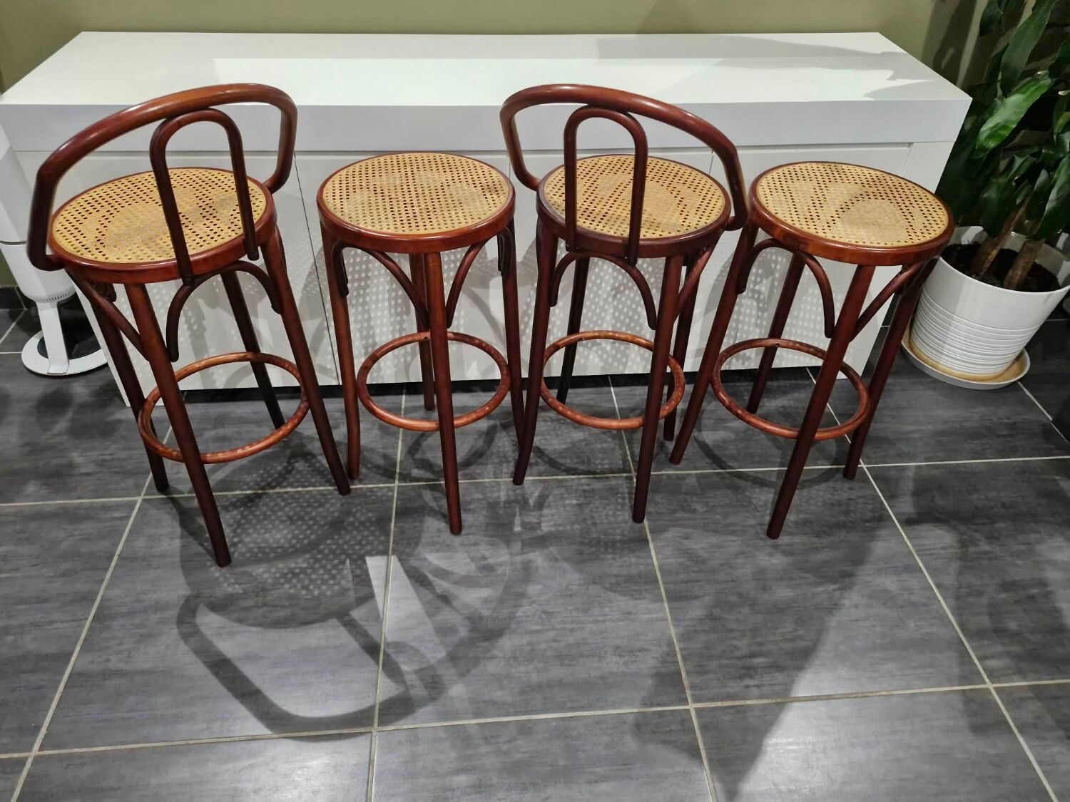 Lot de 4 tabourets de bistrot en cannage vintage