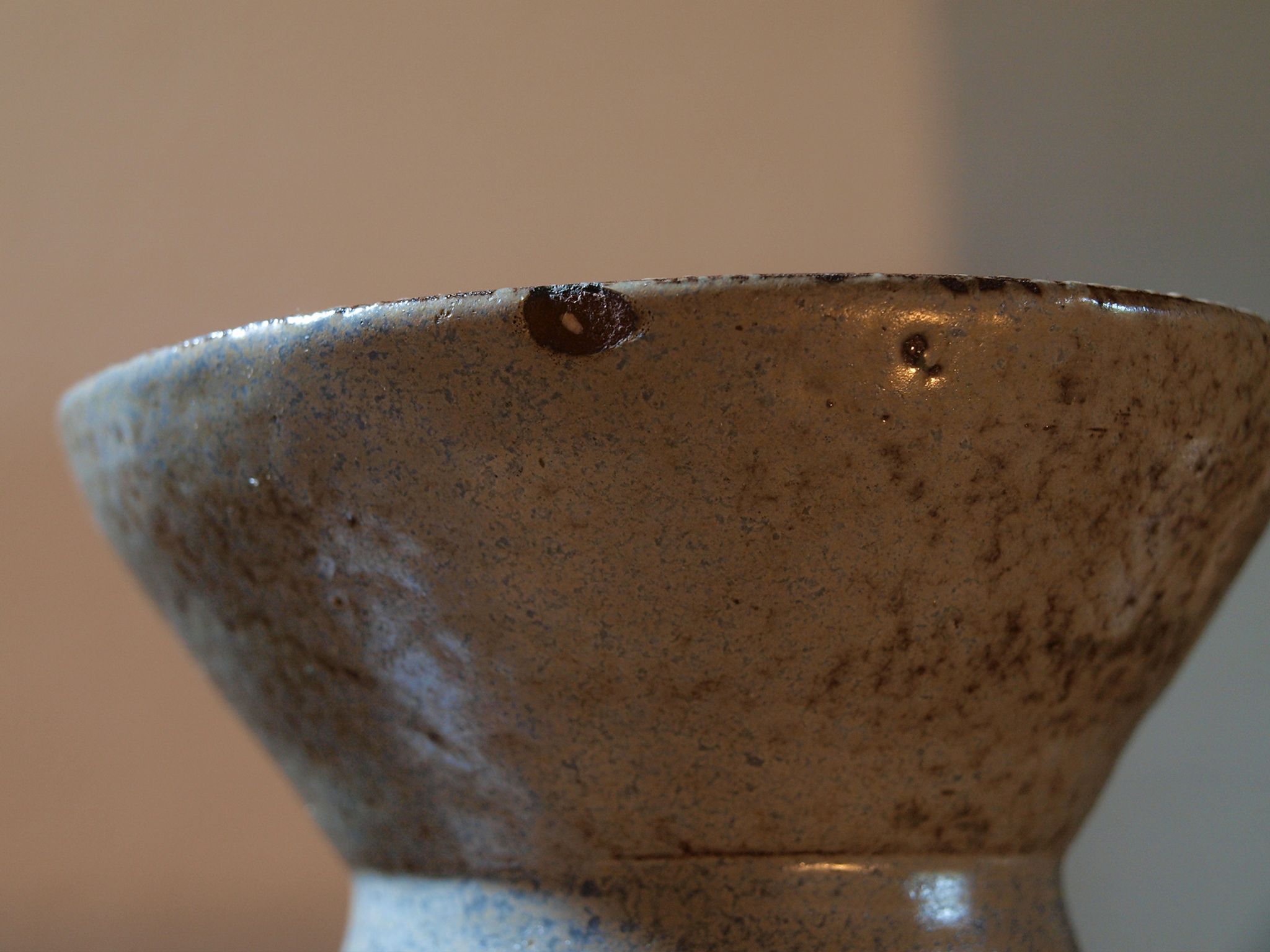 Vase diabolo brutaliste de Joël Baudoin, années 60