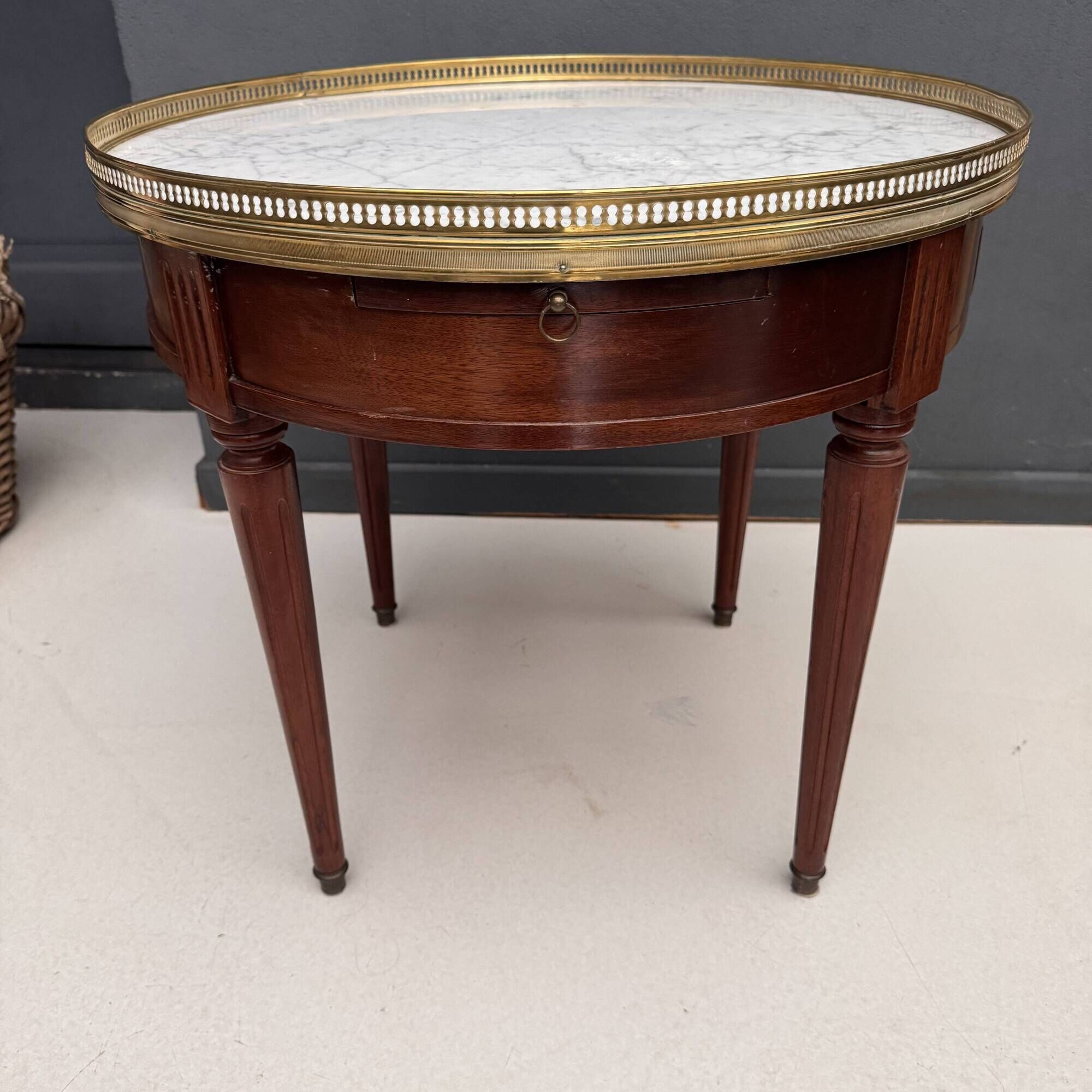 Louis XVI style bouillotte table in mahogany and white marble - Ø 60 cm
