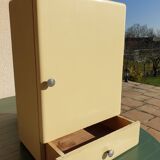 Armoire à pharmacie