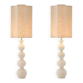 Paire de lampes de table en céramique blanche craquelée et laiton patiné.