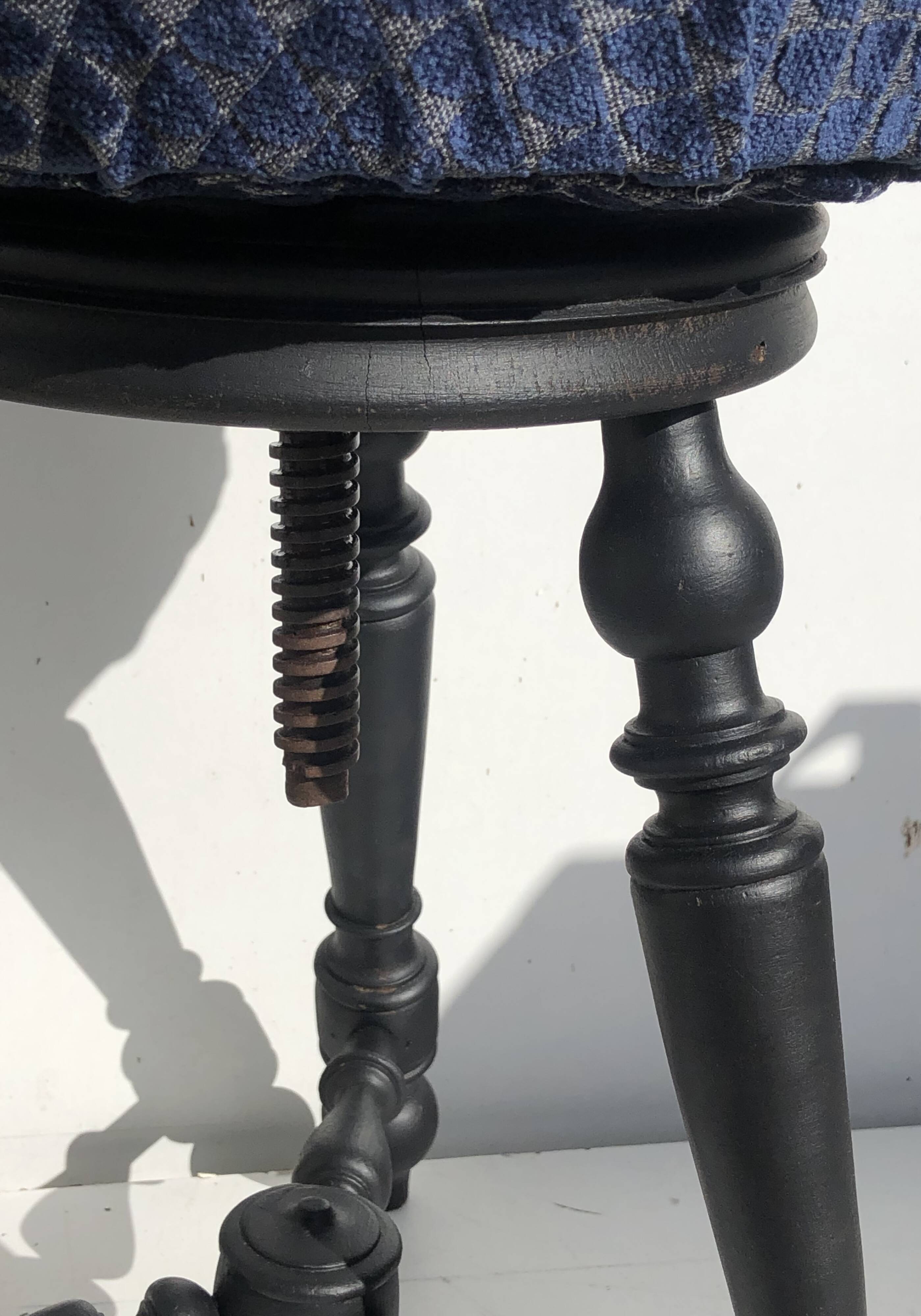 Adjustable piano stool