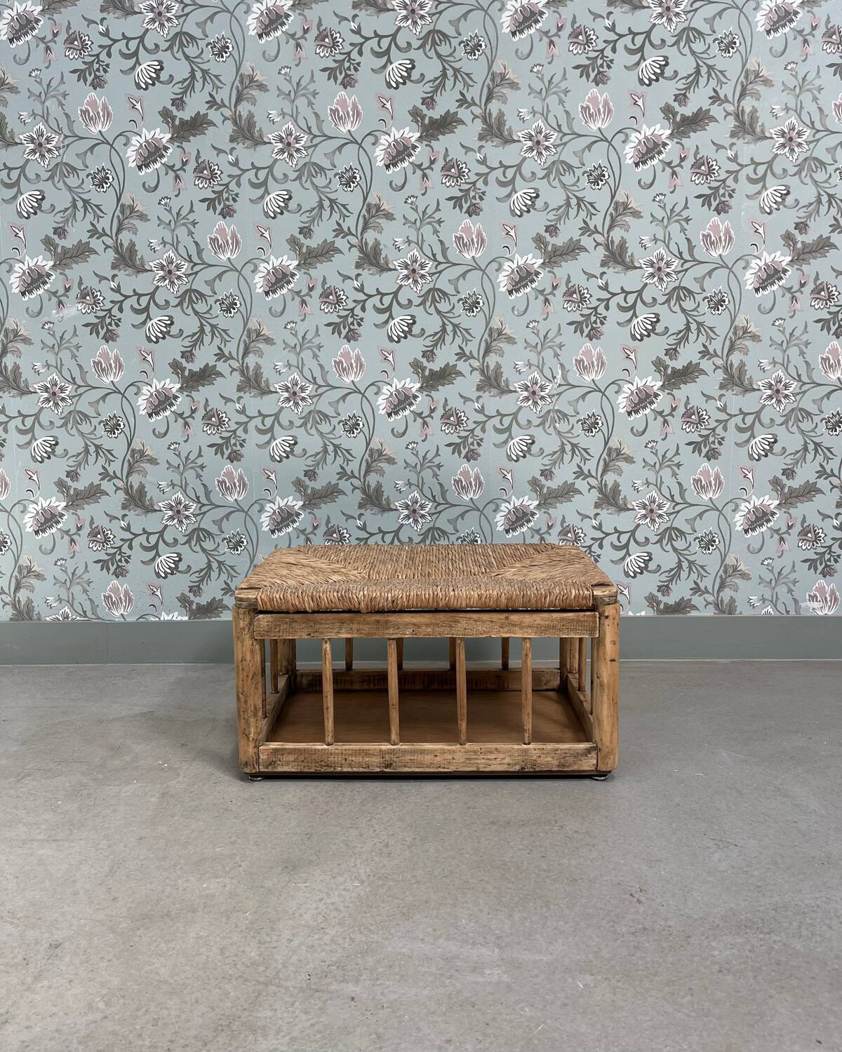 Storage bench in wood and straw (renovated)