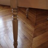 Bureau gris clair patiné