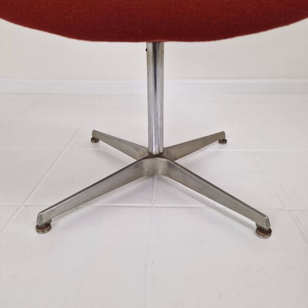 Little Tulip Armchair with cross base by Pierre Paulin for Artifort, 1970s