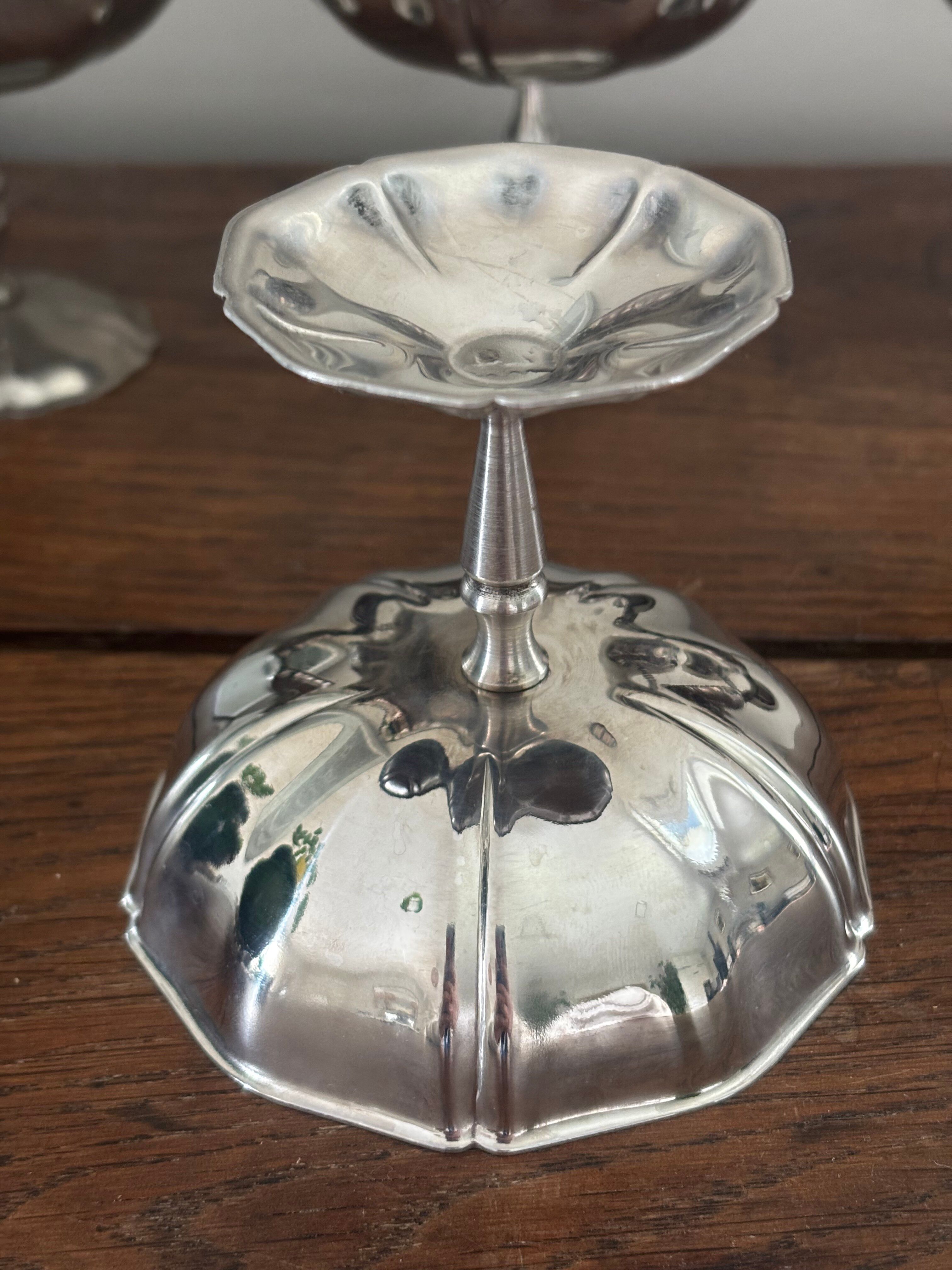Lot de 8 coupes à glace en inox finement ciselées