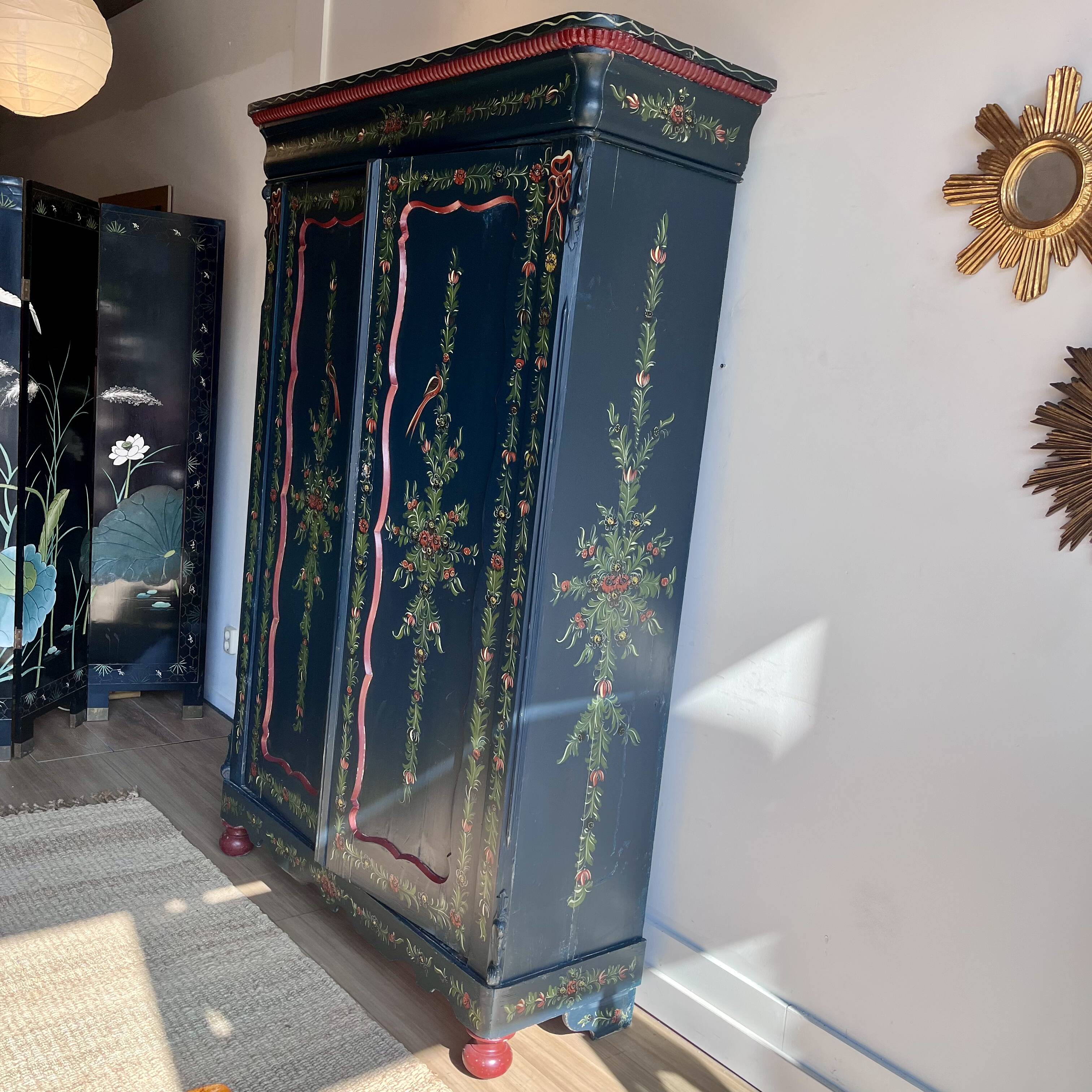 Biedermeier wardrobe hand-painted with Dutch folklore Hindelooper.