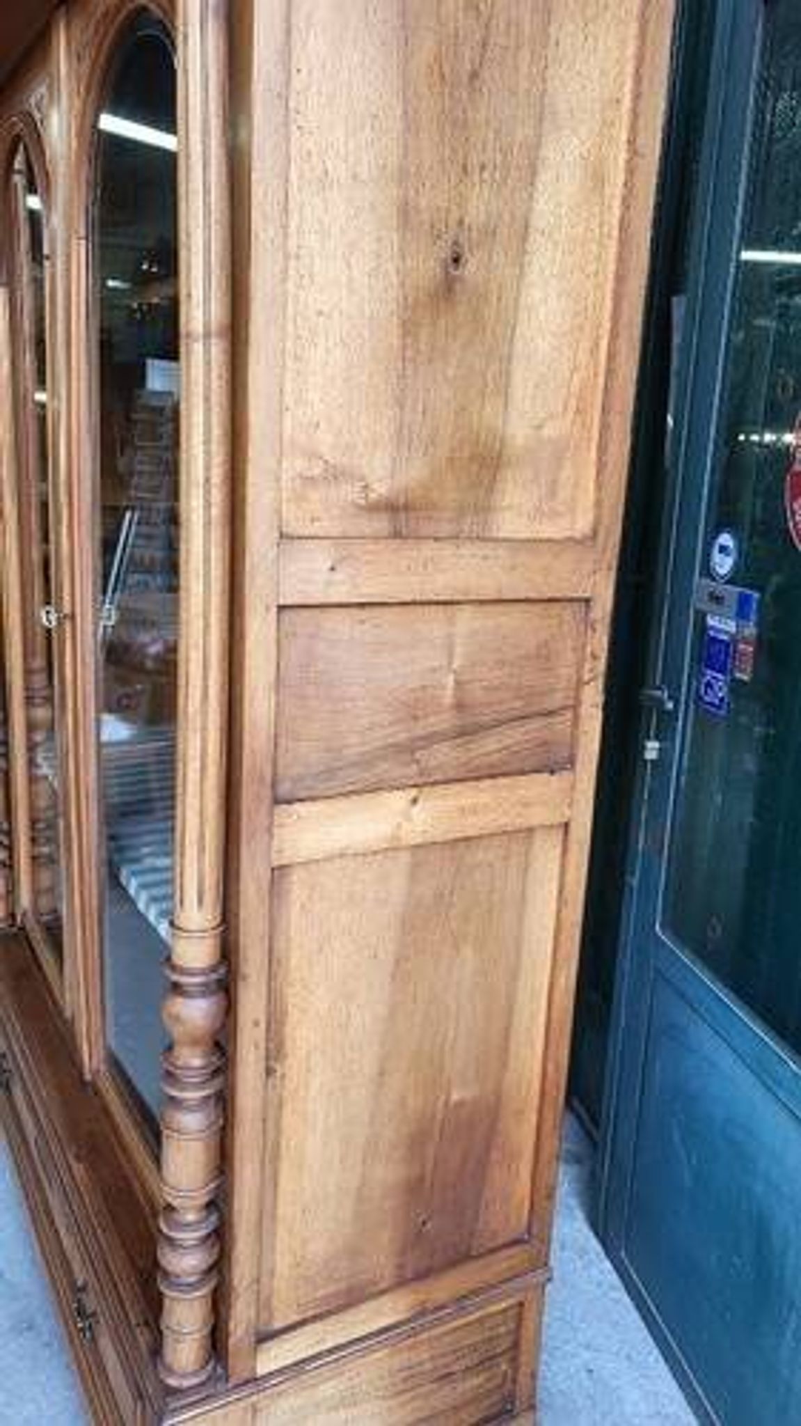 Display cabinet with 2 doors in walnut with bevelled glass from the 19th century.