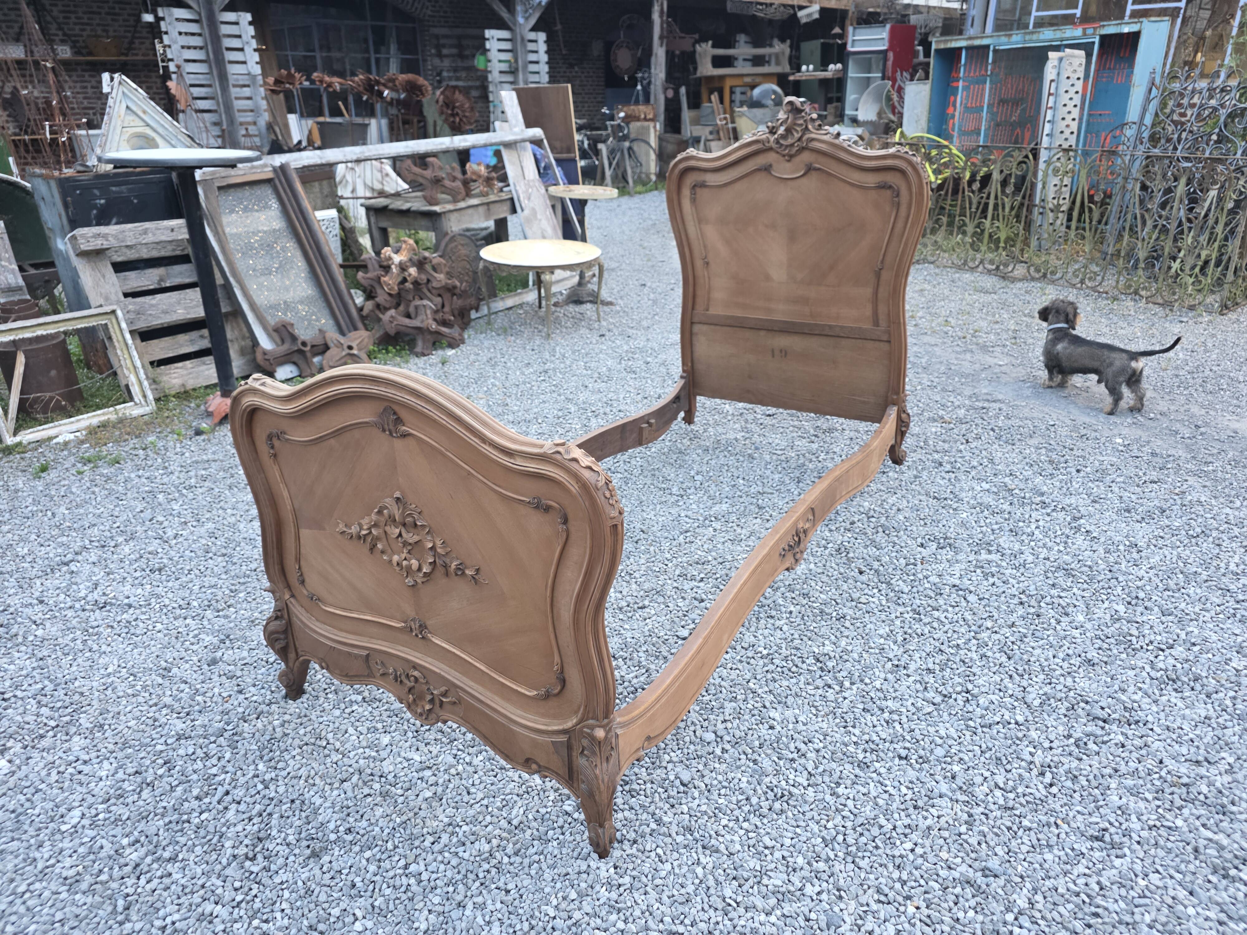 Lit style Louis XV en noyer (1 personne)