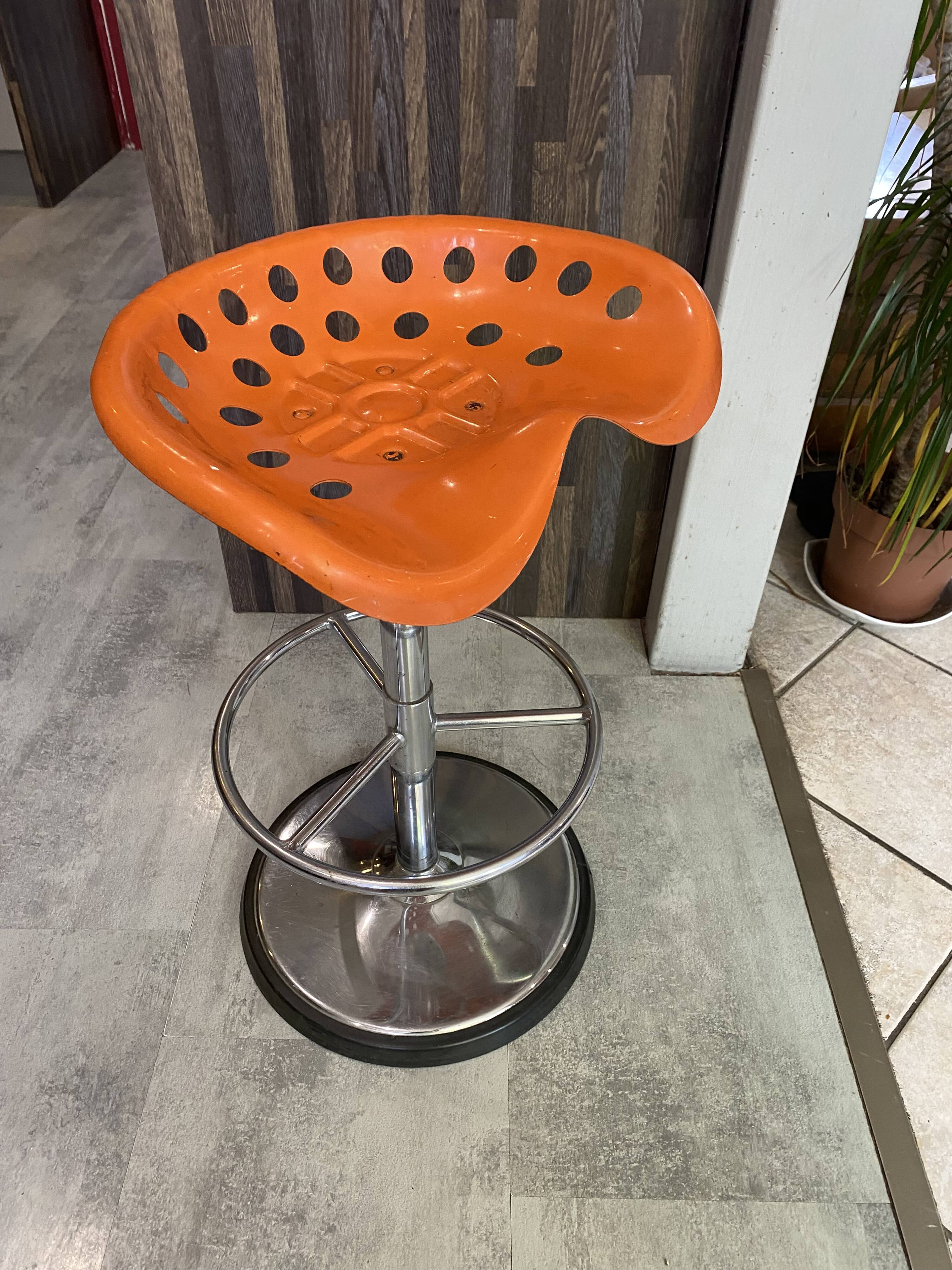 Orange tractor stool Pivoting mower Etienne Fermigier mirima 70