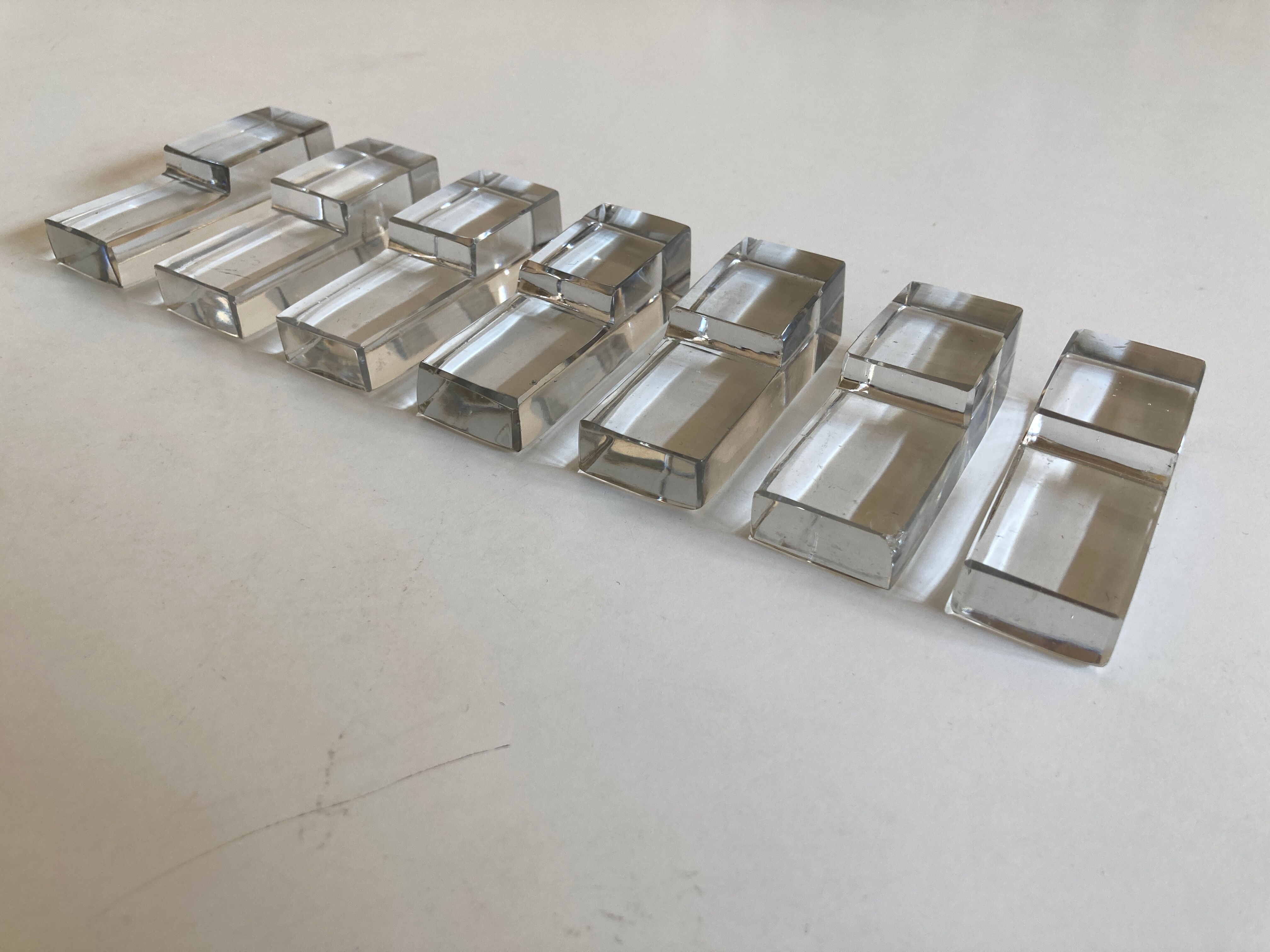 taillé en biseau 7 lettres