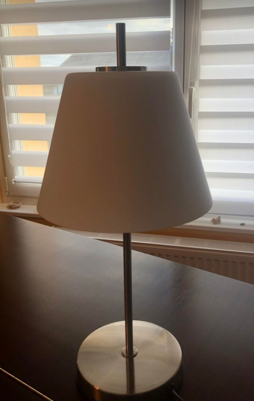 Lampe en métal argenté et verre blanc H 50 cm Diamètre max 22 cm