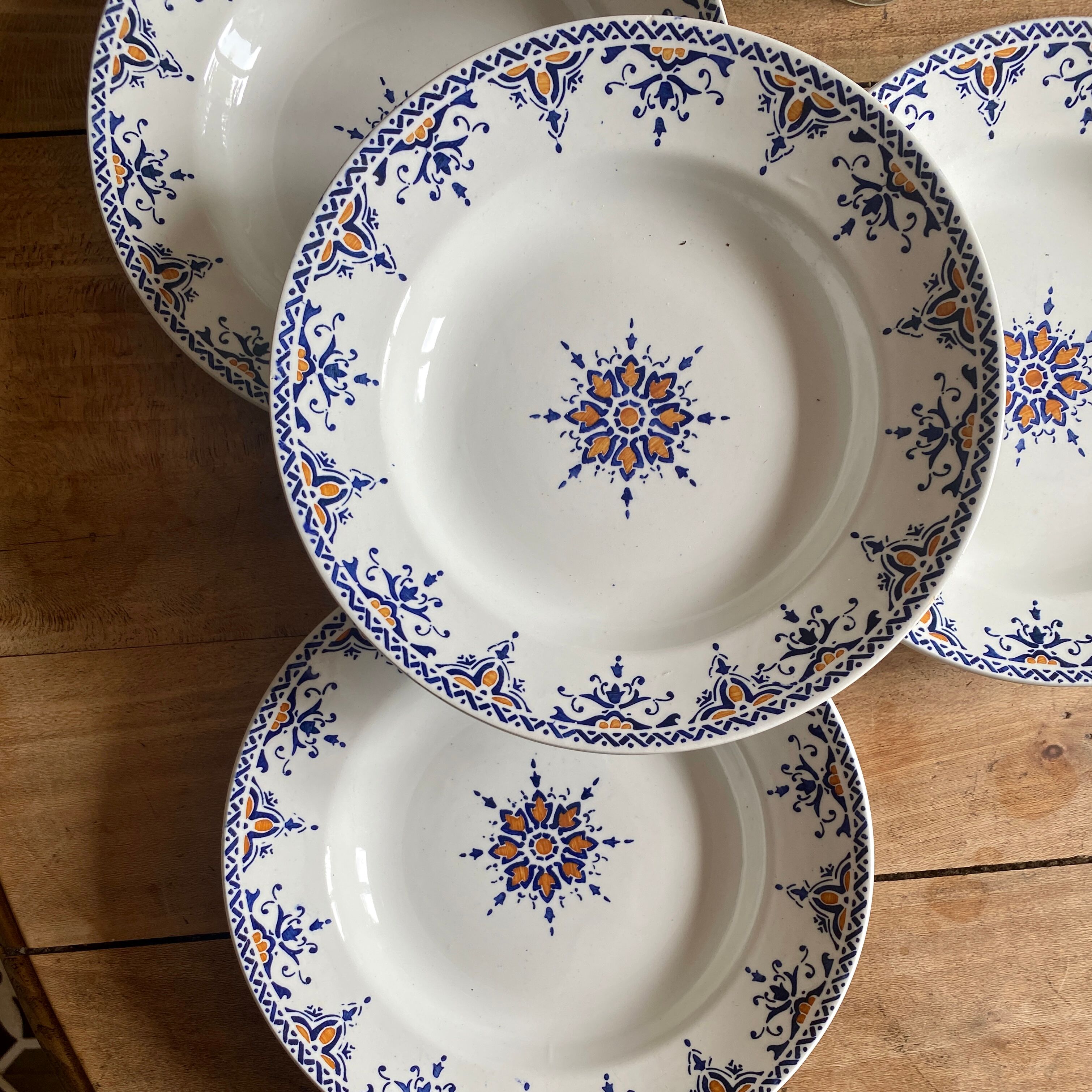 Lot de 4 assiettes creuses anciennes en terre de fer, modèle Cluny de Moulin des Loups
