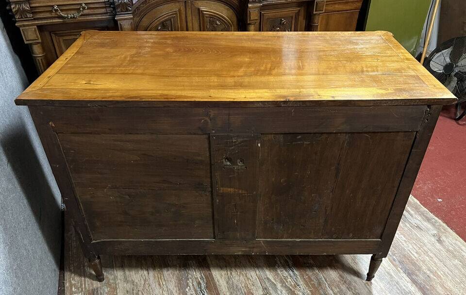Louis XVI period chest of drawers in precious wood marquetry circa 1760