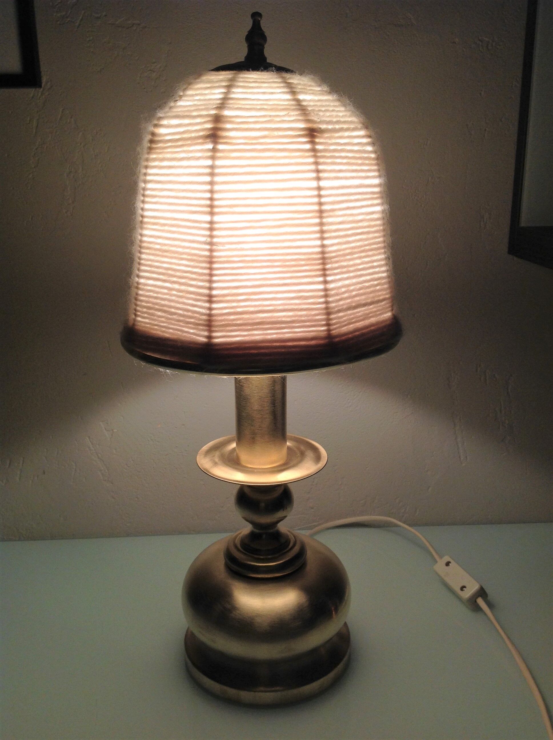 Lampe en laiton brossé et abat jour en laine  ecru  vintage années 70