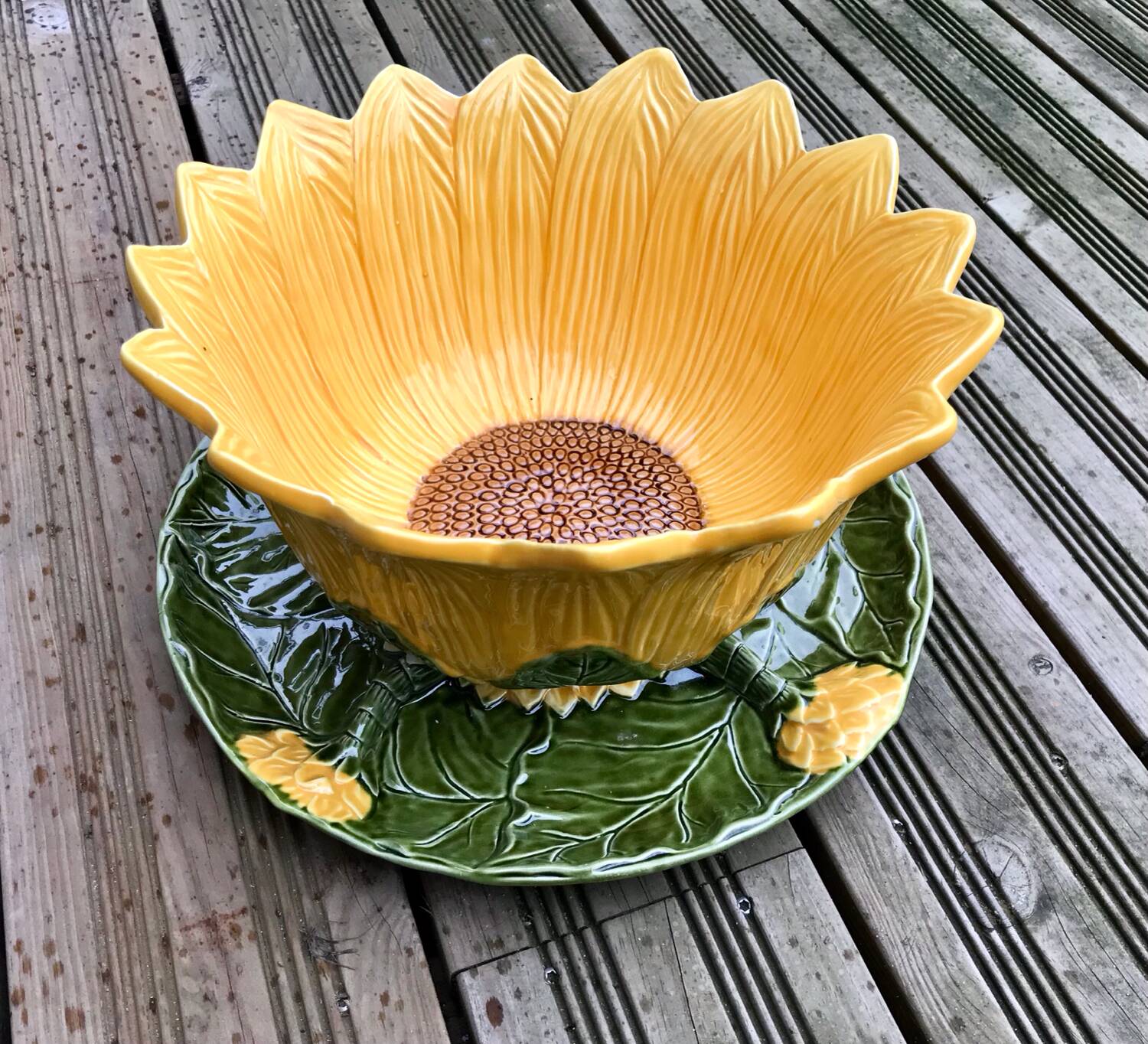 Begging dish and sunflower slip salad bowl