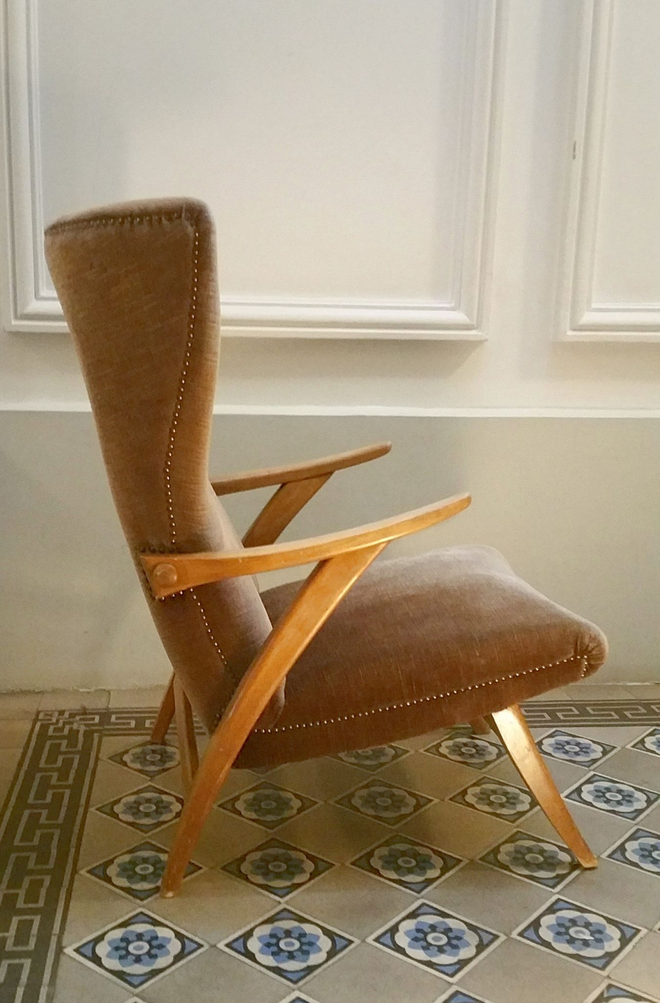 Fauteuil haut scandinave wing chair velour marron