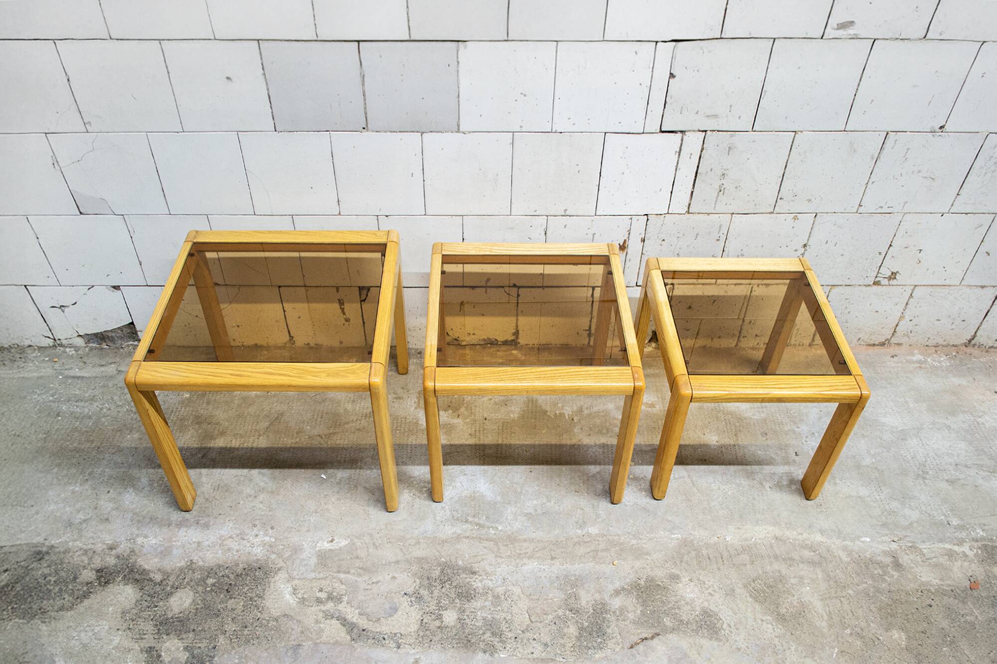 Tre tavolini a nido in legno e vetro, anni '70