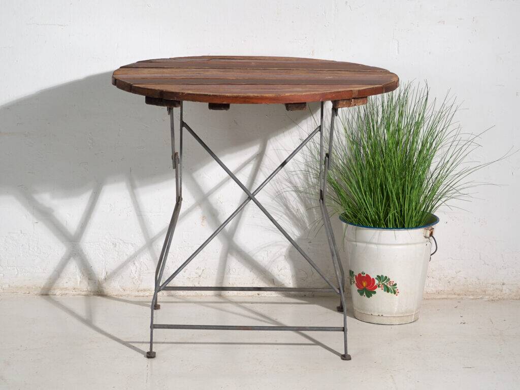 Table de jardin pliante ancienne en bois et fer – Europe centrale, vers 1950
