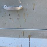 Metal workshop furniture with valves